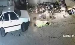 Kaldırımda uyuyanı fark etmedi, üzerinden otomobille geçti: O anlar kamerada