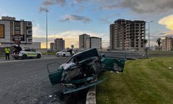 Kayseri’de otomobil refüje uçtu! Feci kazada 1’i ağır 4 kişi yaralandı