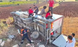 Kızılay'a ait araç şarampole devrildi: 4 yaralı