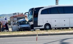 Otobüs ile Araç Çarpıştı: 25 Yaşındaki Sürücü Hayatını Kaybetti