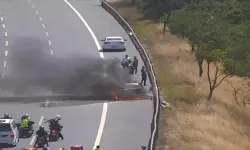 Otomobil cayır cayır yandı; yol trafiğe kapatıldı