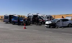 Otomobil ile Hafif Ticari Araç Çarpıştı, 6 Kişi Yaralandı