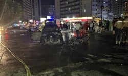 Otomobil ile motosiklet çarpıştı: Araçlar alevlere teslim oldu