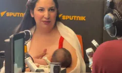 Radyo Yayınında Bebeğini Emzirerek Yayına Devam Etti