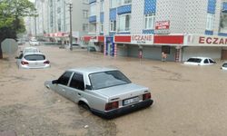 Sağanak Sonrası 15 Araç Selde Mahsur Kaldı, 20 İş Yerini Su Bastı