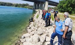 Serinlemek için girdiği Seyhan Nehri’nde can verdi