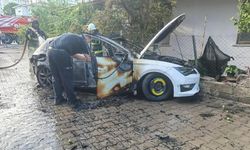Seyir halindeki araç alev topuna döndü! Sürücü son anda atladı