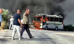 Seyir halindeki servis midibüsü cayır cayır yandı
