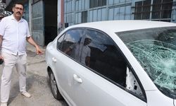 Sokağa park ettiği milyonluk otomobilini komşusu parçaladı
