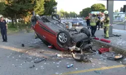 Sürücüsünün direksiyon hakimiyetini kaybeden otomobil takla attı