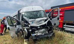 Tanker ile Servis Aracı Çarpıştı: 12 Yaralı