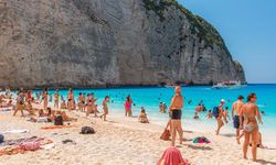 Turist Akınına Uğrayan Plaj Heyelan Tehlikesi Nedeniyle Kapatıldı