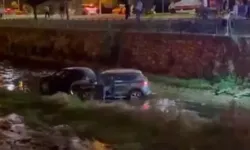 Zincirleme Kazada 2 Otomobil Dereye Uçtu, 6 Yaralı
