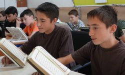 13 yaşındaki ikiz kardeşler birlikte Kur’an-ı Kerim’i ezberleyerek hafız oldu