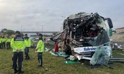 Kahramanmaraş plakalı yolcu otobüsü, tabelaya çarptı: 4'ü ağır, 13 yaralı