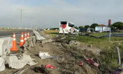 Kahramanmaraş plakalı yolcu otobüsü, tabelaya çarptı: 4'ü ağır, 13 yaralı