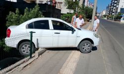 Kahramanmaraş'ta el freni çekilmeyen otomobil, istinat duvarında asılı kaldı
