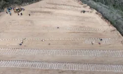 Acil durum koduyla yüzlerce mezar kazıldı