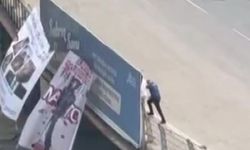 Adana’da köprüye NATO pankartı asan şahıs yakalandı