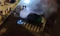 Alev alan elektrikli araç bomba gibi patladı... O anlar kamerada