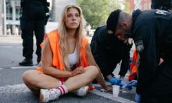 Almanya'da Elini Yere Yapıştıran Aktivist Anja Windl Kimdir, Neden Gündemde?