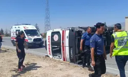 Ambulans ile otomobil çarpıştı: 5 yaralı