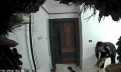 Apartman Hırsızı Kamerada! Kat Kat Dolaşıp Ayakkabıları Çaldı