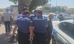 Durakta bekleyen eşini tabancayla vurdu