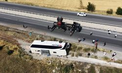 Yolcu otobüsü şarampole devrildi: 24 yaralı