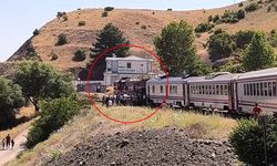 Elazığ'da yolcu treni hemzemin geçitte otomobile çarptı!