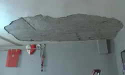 Evin tavanı oyun oynayan 2 yaşındaki çocuğun üzerine çöktü