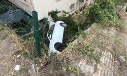 Gebze'de kontrolden çıkan otomobil apartman bahçesine uçtu!