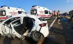 Hafif Ticari Araç ile Otomobil Çarpıştı, 2 Ölü 9 Yaralı