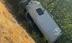 Kahta'da turistleri taşıyan minibüs devrildi: 13 yaralı