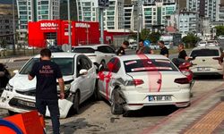 İskenderun’da gelin arabası kaza yaptı 1 kişi yaralandı