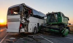 İstanbul’dan Kahramanmaraş’a Gelen Yolcu Otobüsü Biçerdöverle Çarpıştı