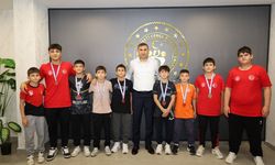 Kahramanmaraşlı minik güreşçilerden İl Müdürlüğüne anlamlı ziyaret