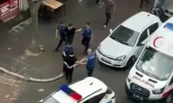 Kavga sırasında bıçak istedi; alamayınca masa ve sandalyeleri devirdi