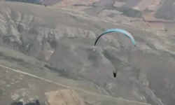 Kayalıklara düşen yamaç paraşütü pilotu öldü