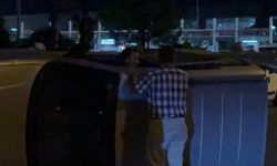 Kaza sonrası yan yatan aracıyla gitmek istedi, ekiplere zor anlar yaşattı