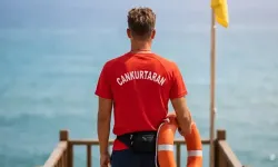 Kız arkadaşını denizden çıkaran cankurtaranlara saldırdı