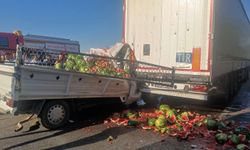 Kula D-300 kara yolunda kamyonet TIR’a ok gibi saplandı