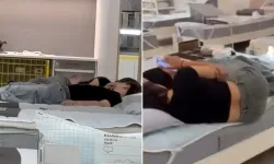 Mobilya Mağazasında Skandal Görüntü! Teşhir Yatağında Öpüştüler