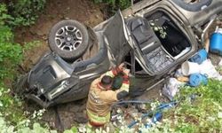 Otomobille çarpışan ticari araç dereye uçtu, 7 yaralı