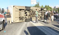 Otoyolda midibüs devrildi; 13 yaralı