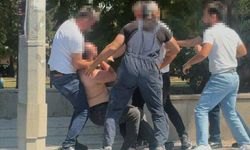 Tartıştıkları kişiyi aralarına alıp böyle dövdüler