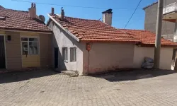 Tartıştıkları komşunun bıçakladığı anne öldü, kızı ağır yaralı