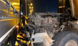 TIR'la çarpışan hafriyat kamyonun kupa kısmı koptu, şoförü yaralandı