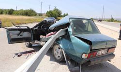 Tofaş bariyerlere ok gibi saplandı: 1 yaralı