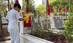 Yaşıtları oyun oynarken, O, şehit mezarlıkları ve çeşmeleri temizliyor